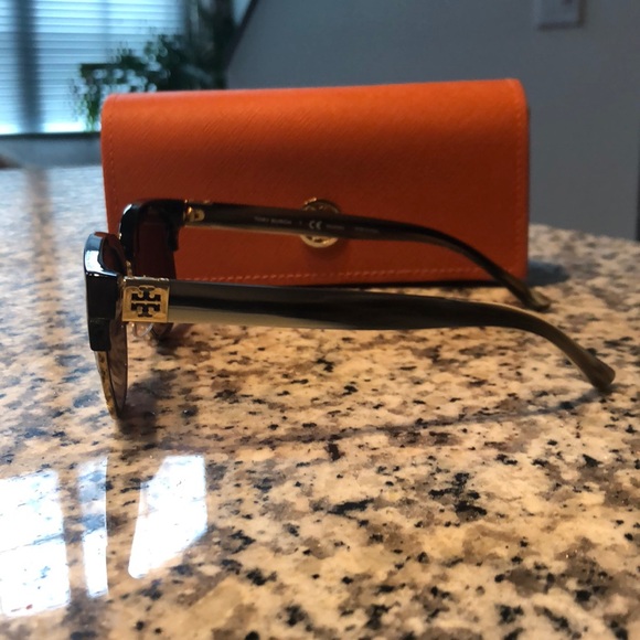 Tory Burch sunglasses - Picture 2 of 3